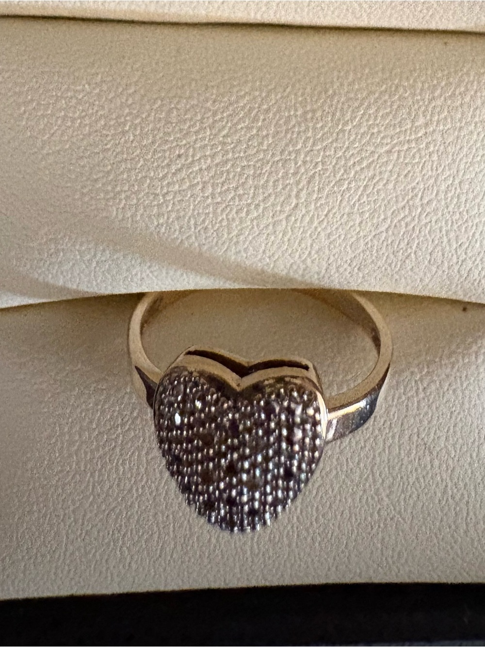 Heart Pavé Ring in 10k Gold - Picture 6 of 8